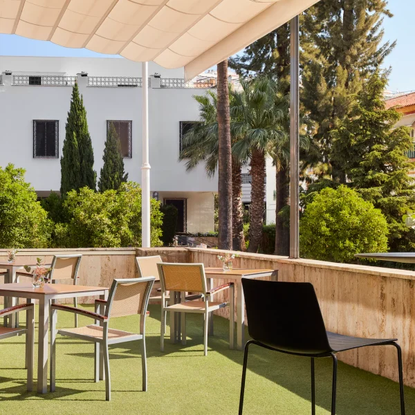 NH_Luz_Huelva_Bar_Terrace_Overview_Natural_Light_City_View_Vegetation_Tables_Chairs