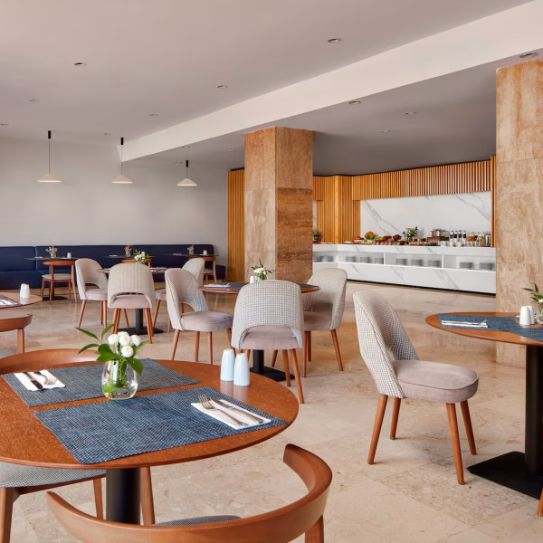 NH_Luz_Huelva_Buffet_Breakfast_Lateral_Shoot_Tables_Chairs_Flowers_Cutlery_Food_Drinks_Lamps