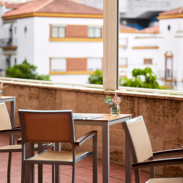 NH_Luz_Huelva_Buffet_Breakfast_Terrace_City_Views_Natural_Light_Flowers_On_Tables_Horizontal_Shoot