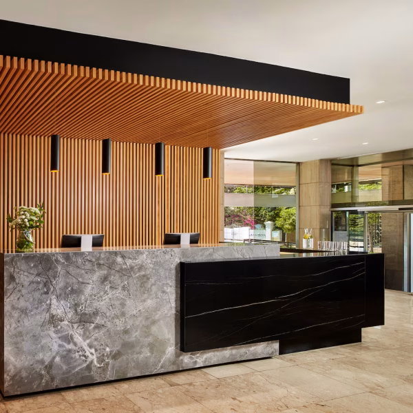 NH_Luz_Huelva_Reception_Front_Desk_Horizontal_Shoot_Natural_Light_Entrance_Lamps