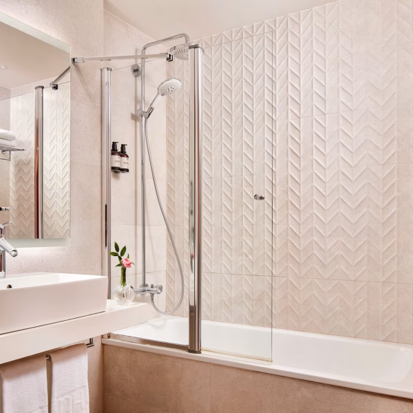 NH_Luz_Huelva_Room_Standard_Bathroom_Bathtub_Lights_On_Mirror_Towels_Amenities