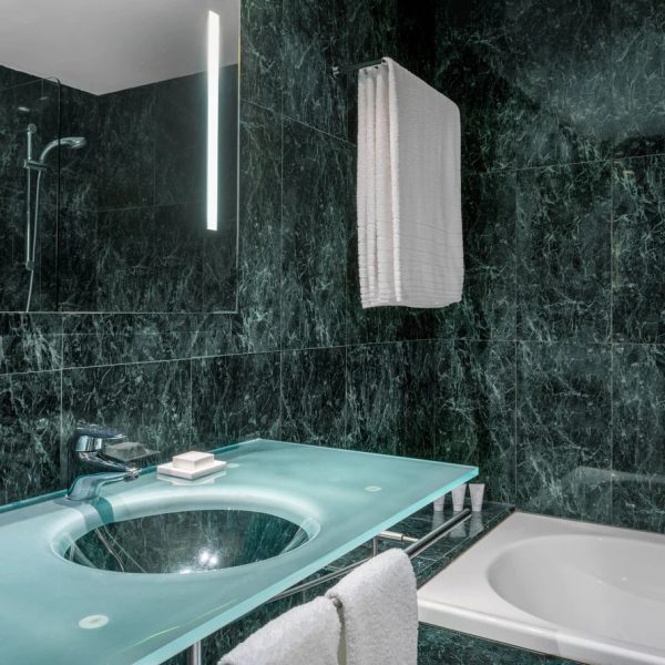 hevhu-bathroom-8891-hor-clsc